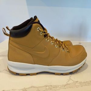 NIKE MENS MANOA LACE-UP BOOT - TAN SIZE 9.5
